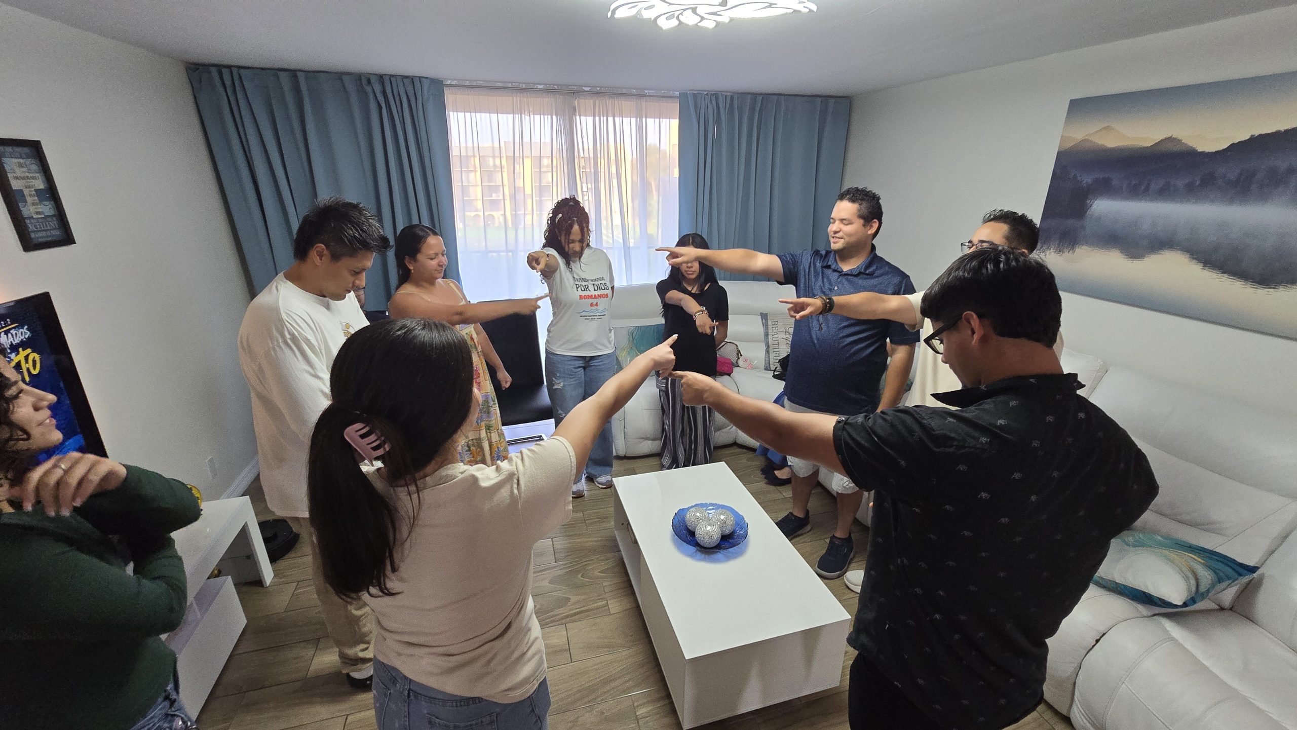 Jóvenes participando en una actividad
