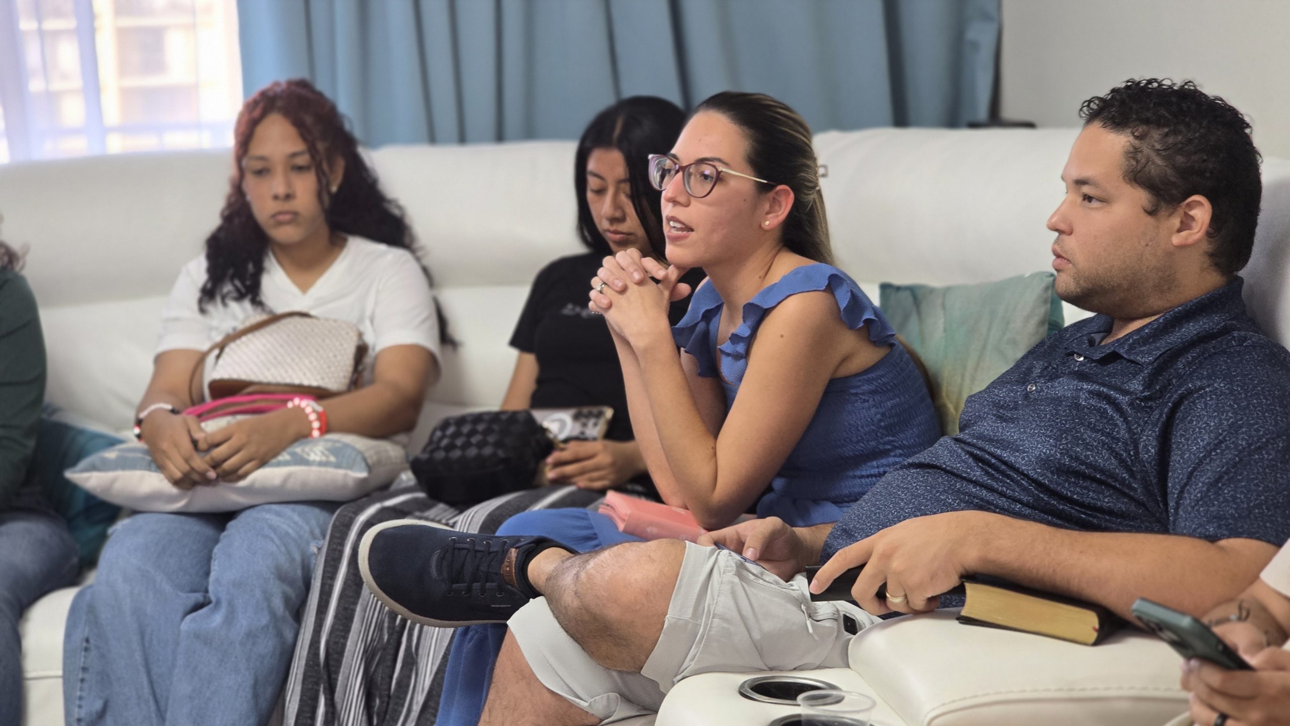 Jóvenes compartiendo juntos