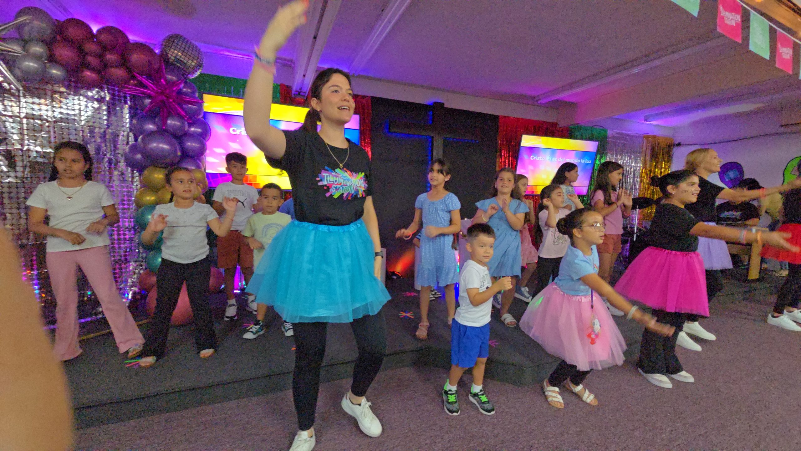 Niños participando durante una actividad especial