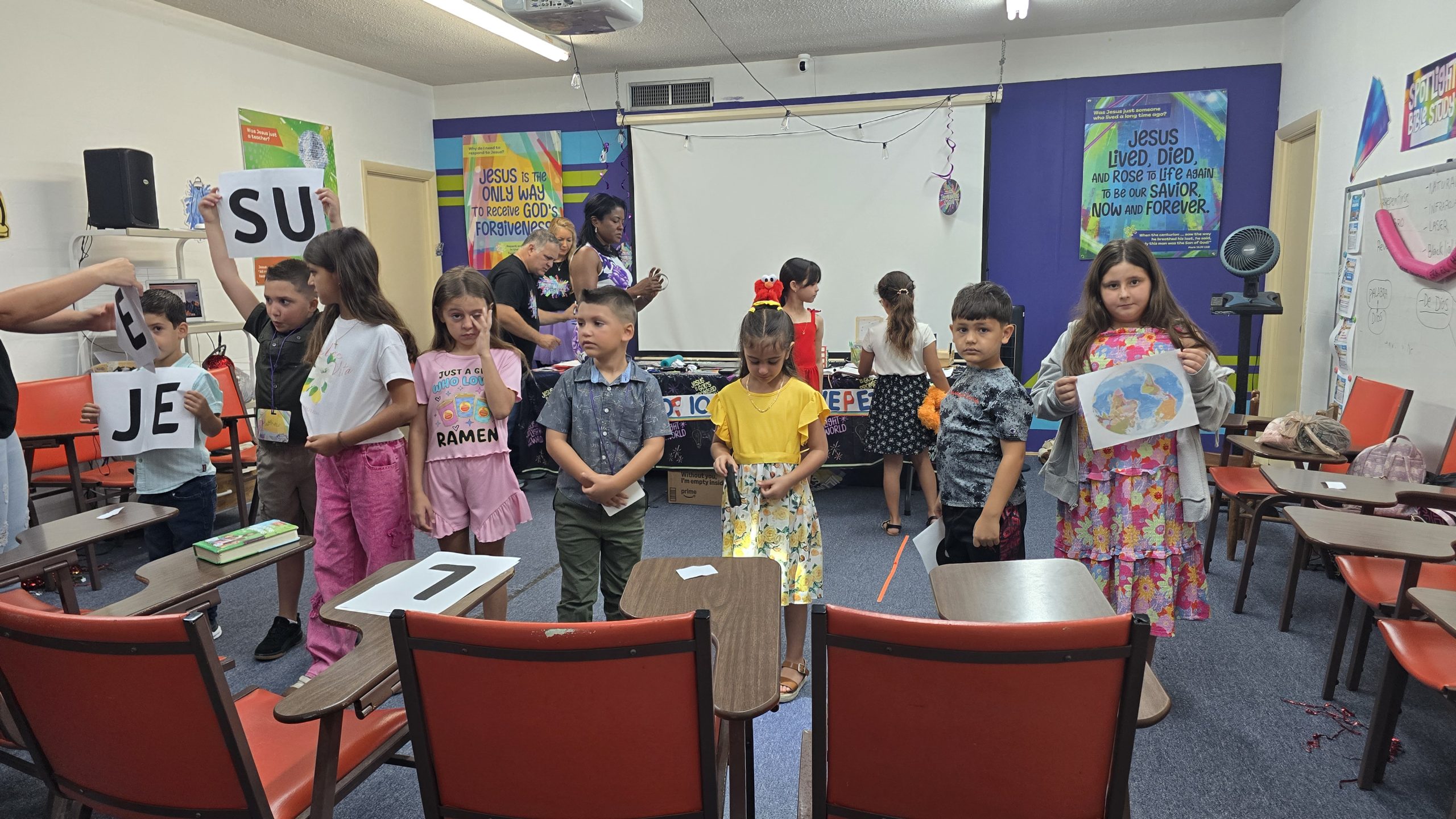 Niños participando en una dinámica bíblica