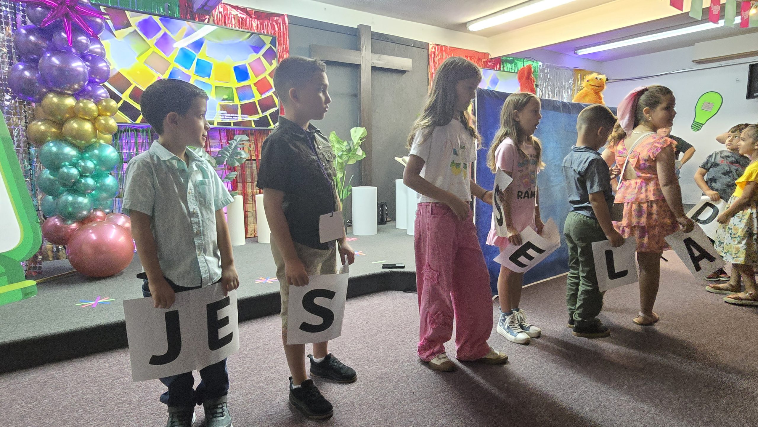 Niños aprendiendo juntos sobre Jesús