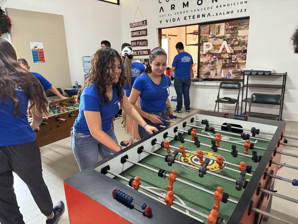 Jóvenes compartiendo durante una actividad